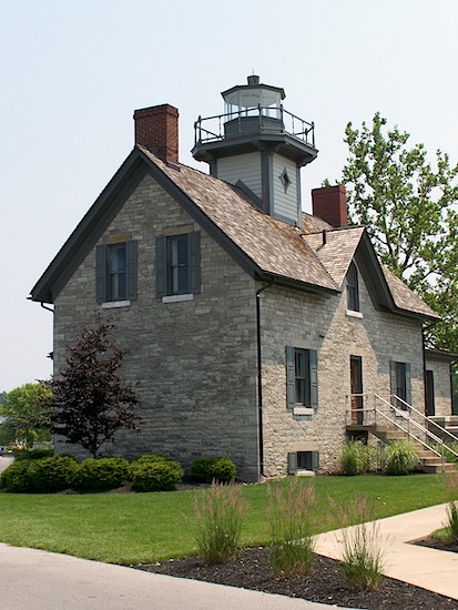 pic of modern lighthouse