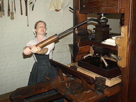 Colonial Williamsburg printing press. Image from Robert's ThemeParkInsider.com.