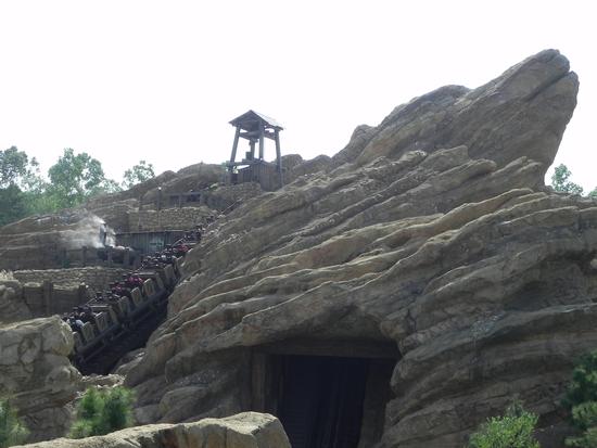 ig Grizzly Mountain Runaway Mine Cars
