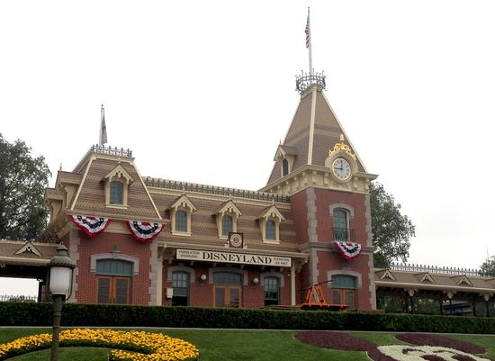 Disneyland Railroad photo, from ThemeParkInsider.com