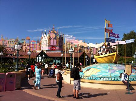 it's a small world photo, from ThemeParkInsider.com