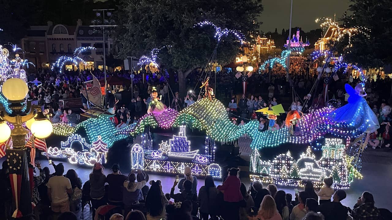 New Main Street Electrical Parade finale