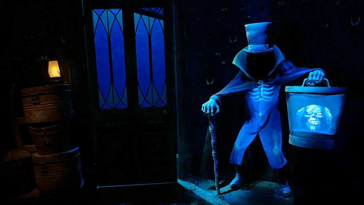 Hatbox Ghost with head in box