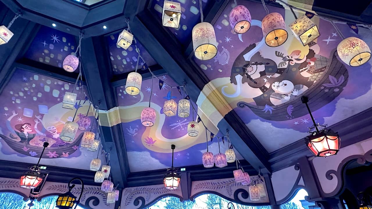 Ceiling above Raiponce Tangled Spin