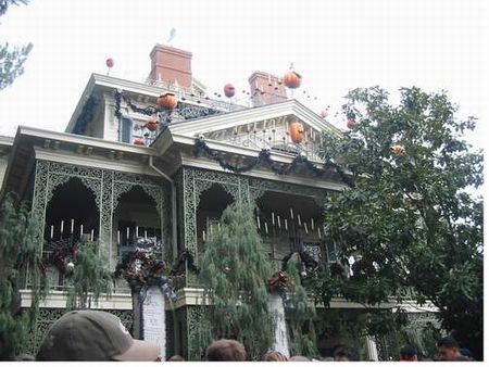 Haunted Mansion photo, from ThemeParkInsider.com