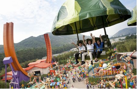 Toy Soldier Parachute Drop photo, from ThemeParkInsider.com